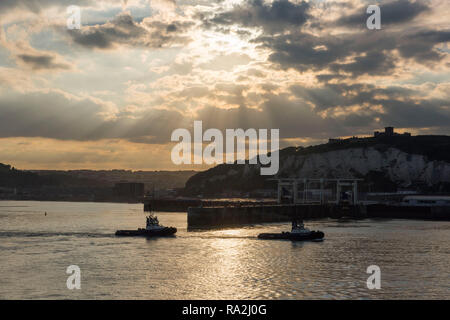 Allgemeine Aussicht auf den Hafen von Dover, England, Großbritannien von einer Abfahrt der Fähre gesehen. Stockfoto