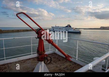 Allgemeine Aussicht auf den Hafen von Dover, England, Großbritannien von einer Abfahrt der Fähre gesehen. Stockfoto