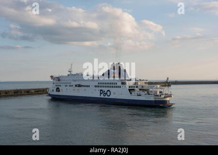 Allgemeine Aussicht auf den Hafen von Dover, England, Großbritannien von einer Abfahrt der Fähre gesehen. Stockfoto