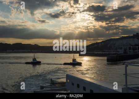 Allgemeine Aussicht auf den Hafen von Dover, England, Großbritannien von einer Abfahrt der Fähre gesehen. Stockfoto