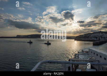 Allgemeine Aussicht auf den Hafen von Dover, England, Großbritannien von einer Abfahrt der Fähre gesehen. Stockfoto