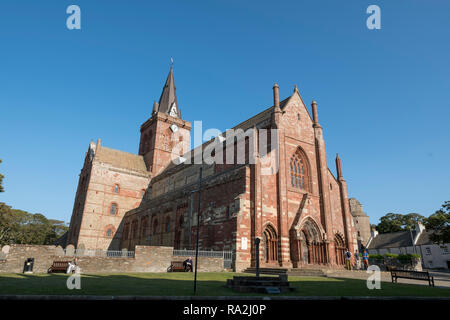 Fassade des Heiligen Magnus Kathedrale in Kirkwall, Orkney Inseln Festland, wie die Sonne beginnt zu setzen. Stockfoto