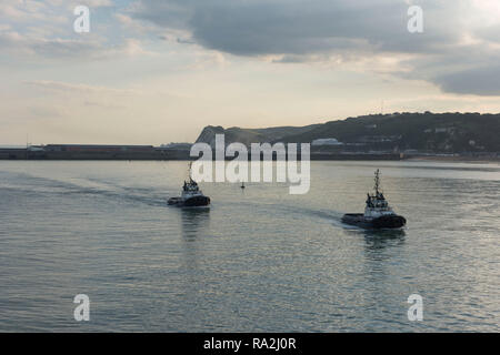 Allgemeine Aussicht auf den Hafen von Dover, England, Großbritannien von einer Abfahrt der Fähre gesehen. Stockfoto