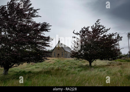 Schottische Kirche auf einem Hügel bei einem Sommerregen in den schottischen Highlands in der Kyle von Zunge und das Dorf Altnaharra. Stockfoto