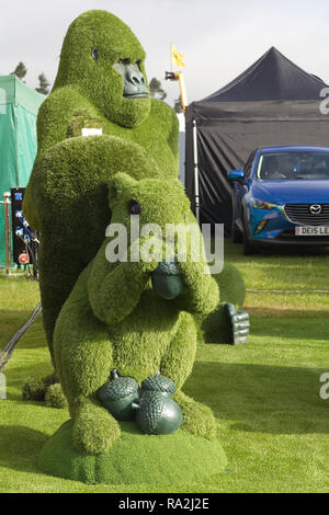 Kunstrasen Tiere, Gras bedeckt Gorilla und Eichhörnchen Stockfoto