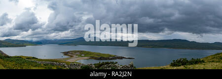 Panoramablick auf Loch Hoffnung, berühmt für Meerforellen, im nördlichen Hochland von Schottland an einem bewölkten Sommertag Stockfoto