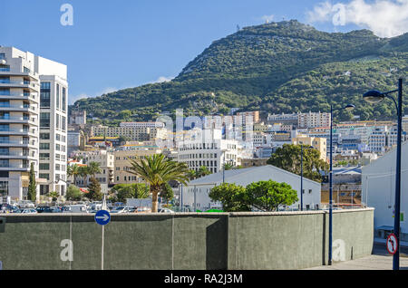 Gibraltar, Britisches Überseegebiet - 8. November 2018: die Felsen von Gibraltar und einer dicht besiedelten Stadt mit Wohnungen Stockfoto