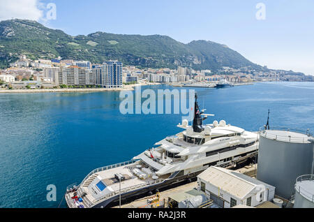 Gibraltar, Britisches Überseegebiet - 8. November 2018: Hafen und die Bucht von Gibraltar durch die Felsen von Gibraltar am Fuße von denen beherrscht wird Stockfoto