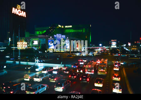 Das Las Vegas, NV, Strip bei Nacht, besetzt mit Verkehr, von einer Fußgängerbrücke von Neonröhren und Markisen für Casinos und Hotels auf dem Strip angesehen Stockfoto