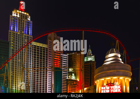 Nachts auf dem Las Vegas, NV-Streifen mit 7/8-Ansicht des New York New York Hotel und Casino mit der Big Apple Küstenmotorschiff in Vordergrund Stockfoto