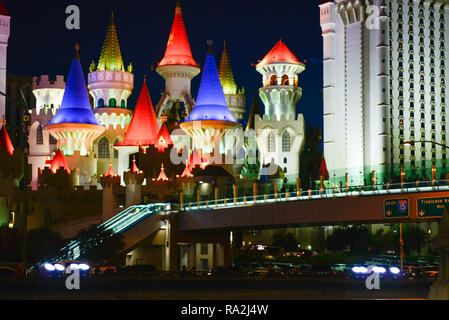 Das Las Vegas, NV, Strip bei Nacht, besetzt mit Verkehr, von einer Fußgängerbrücke von Neonröhren und Festzelte für das Excalibur Hotel and Casino gesehen Stockfoto