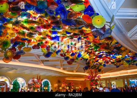 Decke mit Dale Chihuly bunte Glas Skulptur von thousdands von Glas Blumen Overhead an der Rezeption in der Lobby des Bellagio Hote Stockfoto