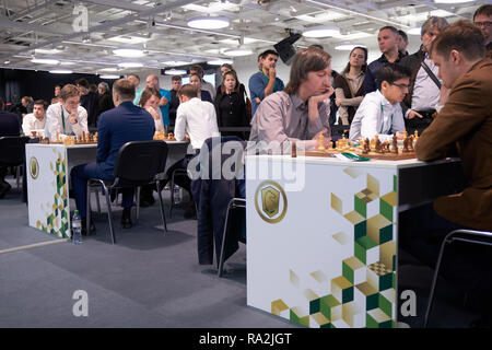 St. Petersburg, Russland - Dezember 28, 2018: Männer, die in der Endrunde, die von König Salman Welt Rapid Chess Championship 2018 konkurrieren. Das Turnier wird gehalten Stockfoto