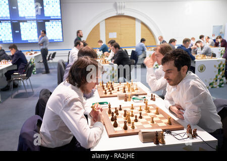 St. Petersburg, Russland - Dezember 28, 2018: Männer, die in der Endrunde, die von König Salman Welt Rapid Chess Championship 2018 konkurrieren. Das Turnier wird gehalten Stockfoto