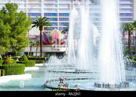 Wasser Wasserspiele vor Caesars Palace Hotel und Casino mit Blick auf den Las Vegas Strip auf die alte Schule hotel, das Flamingo in Las Vegas Stockfoto