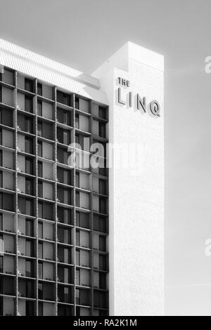 7/8-Ansicht der modern gestalteten LINQ-Hotel und Kasino auf dem Strip in Las Vegas, NV, in Schwarz und Weiß Stockfoto