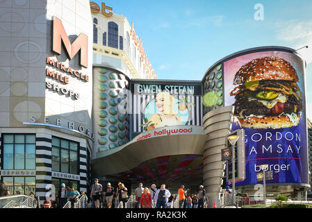 Menschen am Eingang zum Planet Hollywood Hotel and Casino und dem Miracle Mile Shops Complex auf dem Strip in Las Vegas, NV, USA Stockfoto