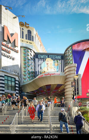 Menschen auf der Treppe zum Eingang zum Planet Hollywood Hotel and Casino und die Miracle Mile Shops Komplex auf dem Strip in Las Vegas, NV Stockfoto