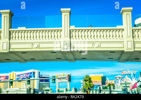 Fußgängerbrücke aus Caesars Resort Hotel und Casino Las Vegas Strip mit Blick auf viele Kasinos und Hotels in der Nähe Las Stockfoto