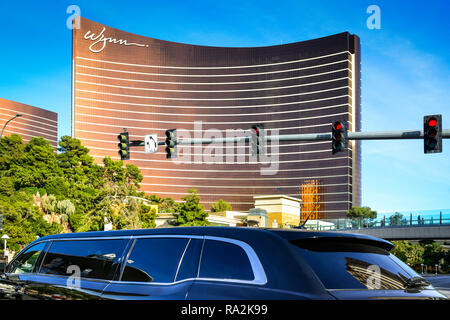 Schwarze Stretchlimousine macht ein biegen Sie an der Ampel vor dem Wynn Resort Hotel und Casino auf dem Las Vegas Strip in Las Vegas, NV Stockfoto