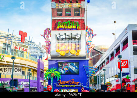 Hoch aufragenden, bunte Zeichen für die Fremont Street Experience im Stadtzentrum von Las Vegas, NV Stockfoto