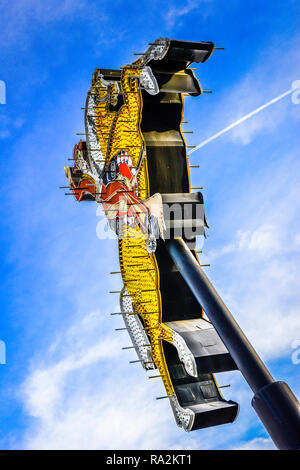 Blick nach oben Der neon Pferd & Cabellero vom 1956 Hacienda Hotel ist jetzt bei den Eintrag zu Fremont East District in Downtown Las Vegas, N installiert Stockfoto