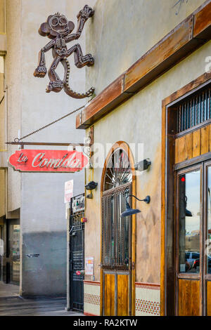 Die charmanten architektonischen Details der Eingang zum La Comida Mexican Restaurant, am Sechsten und Fremont Street in der Innenstadt von Las Vegas, NV Stockfoto