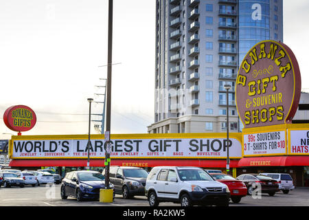 Der Bonaza Store auf dem Las Vegas Strip, mit Vorzeichen der Deklaration ist die weltweit größte Geschenk Shop für Geschenke und Souvenirs in der Nähe von Downtown, Las Vegas, NV Stockfoto