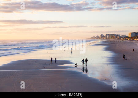 Daytona Beach, Florida, United States - 31. Oktober 2018: Luftaufnahme der wunderschöne Sandstrand während einer lebhaften Sonnenaufgang. Stockfoto