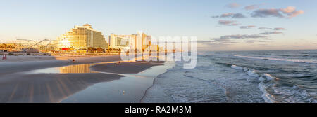 Daytona Beach, Florida, United States - 31. Oktober 2018: Panoramablick auf einen schönen Sandstrand bei einer pulsierenden Sonnenaufgang. Stockfoto