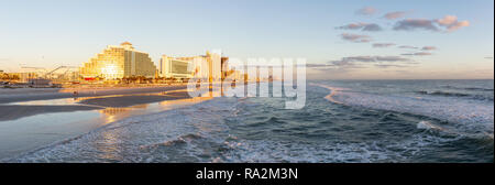 Daytona Beach, Florida, United States - 31. Oktober 2018: Panoramablick auf einen schönen Sandstrand bei einer pulsierenden Sonnenaufgang. Stockfoto