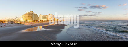 Daytona Beach, Florida, United States - 31. Oktober 2018: Panoramablick auf einen schönen Sandstrand bei einer pulsierenden Sonnenaufgang. Stockfoto