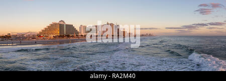 Panoramablick auf einen schönen Sandstrand bei einer pulsierenden Sonnenaufgang. In Daytona Beach, Florida, USA. Stockfoto