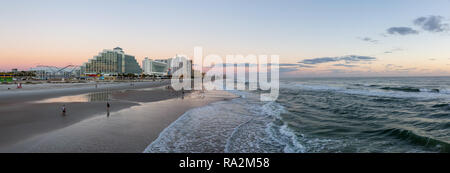 Daytona Beach, Florida, United States - 31. Oktober 2018: Panoramablick auf einen schönen Sandstrand bei einer pulsierenden Sonnenaufgang. Stockfoto