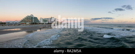 Panoramablick auf einen schönen Sandstrand bei einer pulsierenden Sonnenaufgang. In Daytona Beach, Florida, USA. Stockfoto