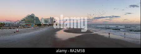 Panoramablick auf einen schönen Sandstrand bei einer pulsierenden Sonnenaufgang. In Daytona Beach, Florida, USA. Stockfoto