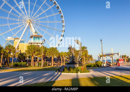 Myrtle Beach, South Carolina, Vereinigte Staaten - 29 Oktober, 2018: Riesenrad, in der Nähe des Strandes an einem sonnigen Sonnenuntergang. Stockfoto