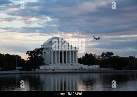 Washington, DC, Vereinigte Staaten - 28. Oktober 2018: Ansicht von Thomas Jefferson Memorial während einer schönen bewölkter Sonnenuntergang. Stockfoto