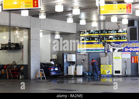 Der Vorplatz einer Shell-Tankstelle in Shimbashi im Zentrum von Tokio. Stockfoto