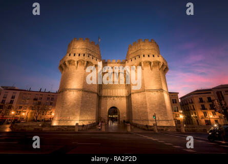 Serrano Türme in Valencia (Spanien) bei Sonnenuntergang. Stockfoto