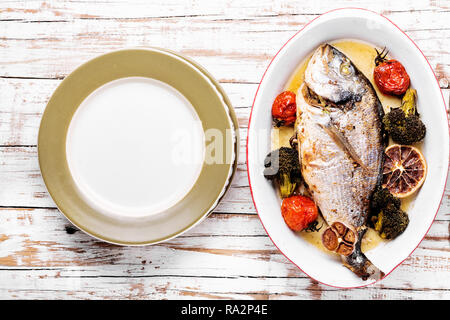 Gebackenen Fisch dorado mit Gemüse in Auflaufform Stockfoto