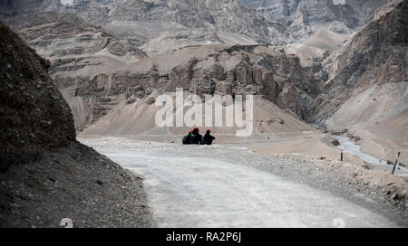 Ladakhi jungen Studenten an der Straße in der Nähe ihrer Schule sitzen, Springdales öffentliche Schule Mulbekh, Ladakh, Jammu und Kaschmir, Indien, 6. Juli 2018. (C Stockfoto