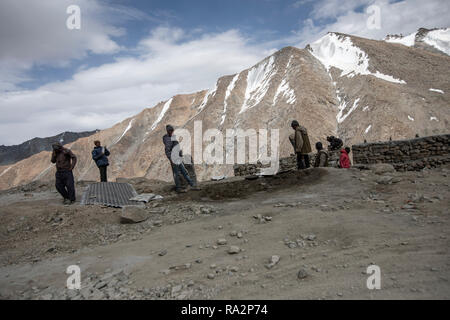 Mountain Road zwischen Leh und Nubra Tal. In der Nähe der höchste Pass der Welt Khardung La, Ladakh, Jammu und Kaschmir, Indien, 18. Juli 2018. Stockfoto