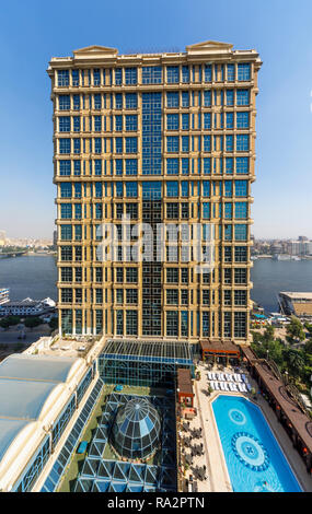 Von außen das luxuriöse 5-Sterne-Hotel in Kairo die erste Residenz Vier Jahreszeiten Hotel, Giza, Kairo, Ägypten und Blick auf den Pool an einem sonnigen Tag Stockfoto