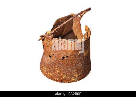 Historische Zinn vom Ersten Weltkrieg über weißem Hintergrund; der Becher ist rostig und Verwest aus ständigen Hundert Jahre im Boden Stockfoto