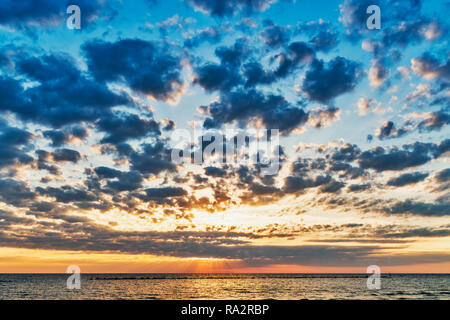 Sonnenaufgang am Strand der Ostsee im Ostseebad Sellin, Insel Rügen, Grafschaft Vorpommern-Ruegen, Mecklenburg-Vorpommern, Deutschland Stockfoto