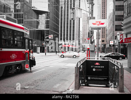 St. Andrew Street Scene mit der U-Bahn Station, Toronto, Ontario, Kanada Stockfoto