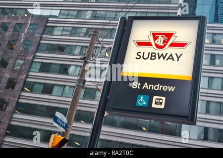 St Andrew U-Bahn Station anmelden, Toronto, Ontario, Kanada Stockfoto