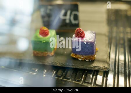 Frische farbige Süßigkeiten close-up, Verkauf in Coffee Shop präsentieren. Stockfoto