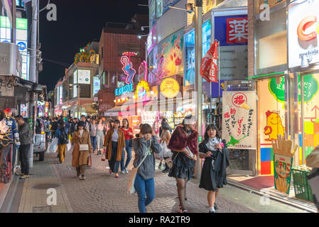 Menschen, meist Jugendliche, Spaziergang durch Takeshita Street, die berühmte Einkaufsstraße mit Moden, Cafes und Restaurants in Harajuku in Tokio, Japan, gesäumt Stockfoto